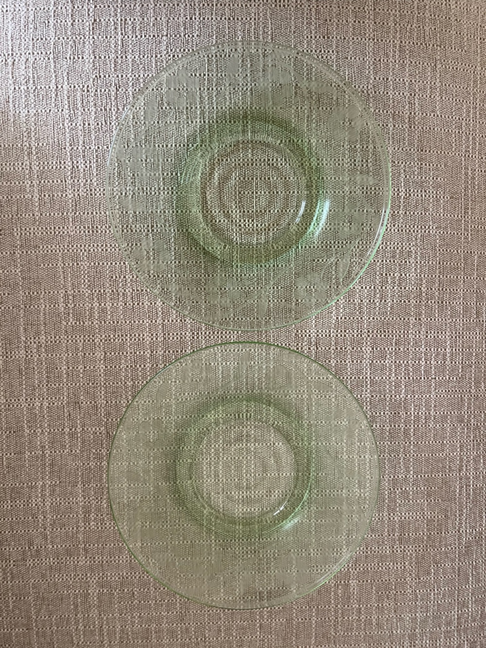 “Glowy Glass” 2 Uranium saucers/small plates with pretty etched design - Picture 6 of 7